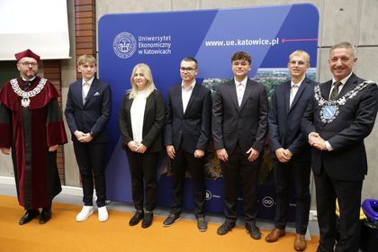 Grupa osób pozujących do zdjęcia. 