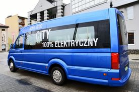 Elektryczny minibus w kolorze niebieskim