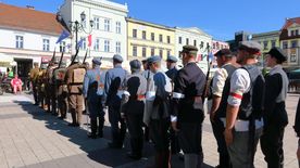 Inscenizacja historyczna grup rekonstrukcyjnych, odtwarzająca wydarzenia sprzed 100 lat, kiedy to na rybnickim rynku podpisane zostały dwa ważne dokumenty związane z przyłączeniem Śląska do Polski