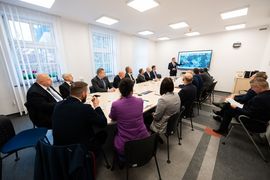 Spotkanie przy stole konferencyjnym przedstawicieli Grupy PGE, Miasta Rybnik i PGNiG TERMIKA S.A. 