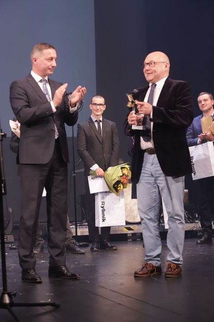 Prezydent Rybnika gratuluje Wojciechowi Orlińskiemu, zwycięzcy Górnośląskiej Nagrody Literackiej Juliusz