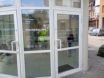 Zdjęcie przedstawia toaletę publiczną na placu wolności