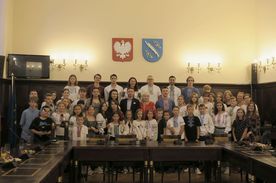 Dzieci i młodzież z Ukrainy na spotkaniu z prezydentem Rybnika w urzędzie miasta