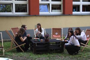 otwarcie zielonej strefy relaksu na terenie przyszkolnym