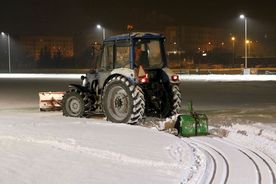 Traktor przygotowujący zimowe trasy biegowe