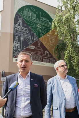 Uroczystość otwarcia muralu browarniczego na budynku kamienicy