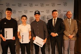 Sportowcy wyróżnieni za osiągnięcia w 2021 roku podczas uroczystej gali z udziałem władz miasta Rybnika. 