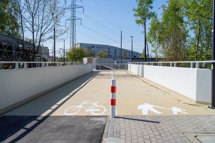 Zdjęcie przedstawia kładkę rowerową oraz dla pieszych.