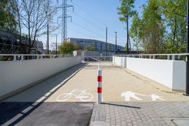 Zdjęcie przedstawia kładkę rowerową oraz dla pieszych.