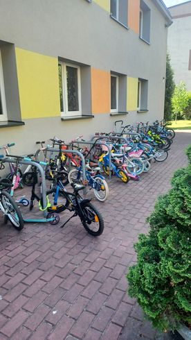 Dziecięce rowery ułożone pod szkołą
