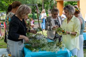 uczestnicy urodzin Dziennego Domu Pomocy Senioralnej