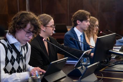 młodzież w sali obrad urzędu miasta na sesji młodzieżowej rady miasta