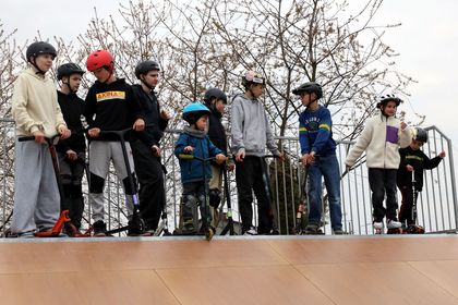 Dzieci zjeżdżające po rampie