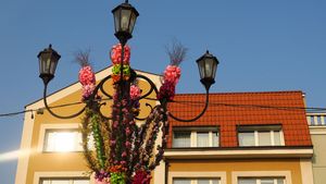 Dekoracje wielkanocne (zajączki, kwiaty, ptaszki) w przestrzeni miejskiej - na drzewach i budynkach