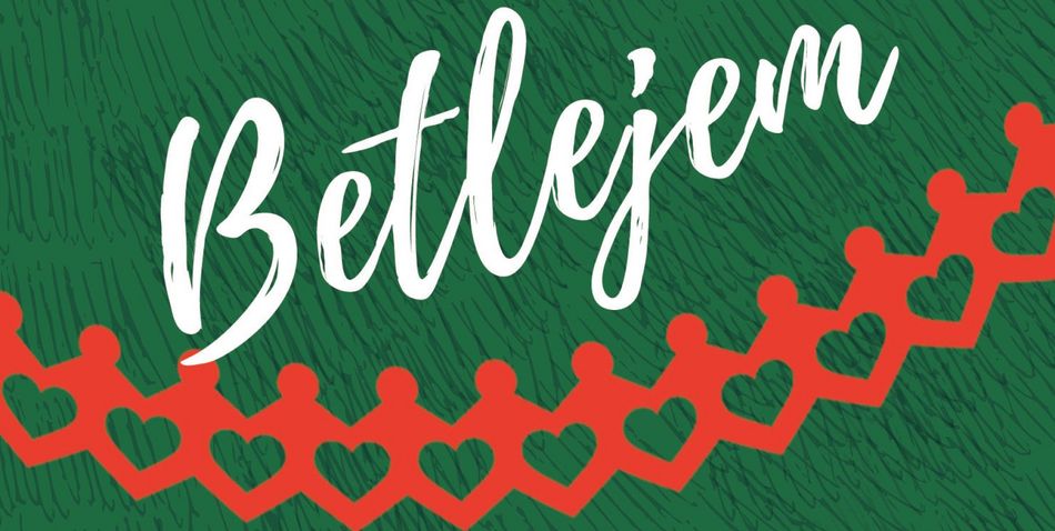 Bialy napis Betlejem na zielonym tle.