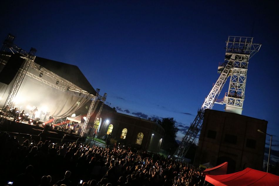 Nocna scena koncertowa, w tle szyb kopalni