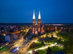 Rybnicka bazylika św. Antoniego nocą z lotu ptaka