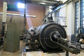 Zabytkowa kopalnia - elementy dawnej parowej maszyny wyciągowej szybu