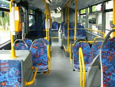 Wnętrze autobusu komunikacji miejskiej 