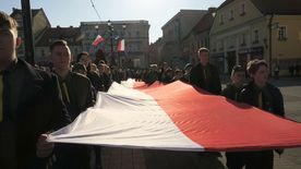 Obchody Święta Niepodległości na rybnickim rynku - flagi, mieszkańcy, żołnierze, poczty sztandarowe...