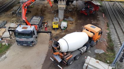 Most w trakcie modernizacji i rozbudowy, pracownicy, sprzęt budowlany do betonowania