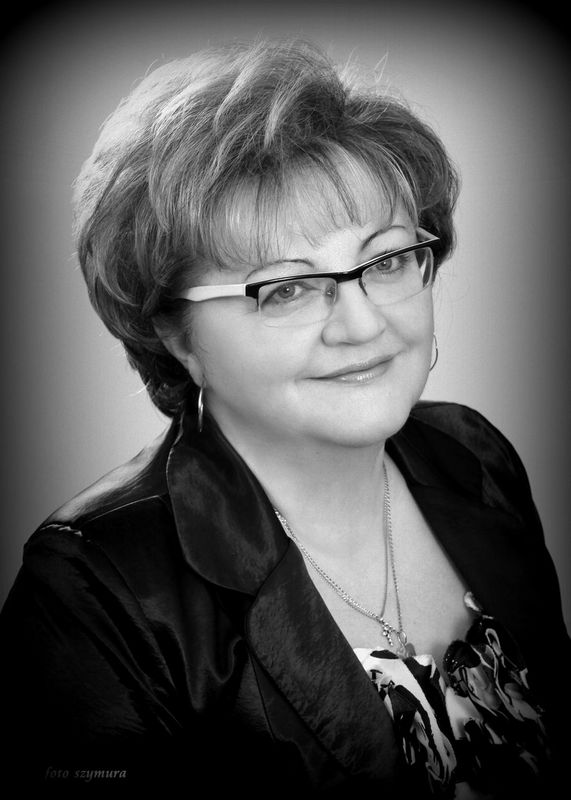 Grażyna Kohut - czarno-białe zdjęcie kobiety w krótkich włosach, okularach i ciemnym ubiorze.