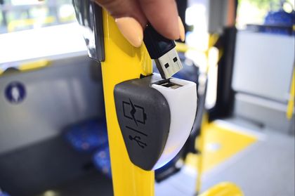 Ładowarka USB we wnętrzu autobusu.