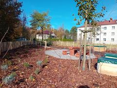Mini park sensoryczny na miejskim osiedlu