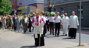 Procesja ulicami Rybnika z figurą świętego Antoniego - patrona miasta. 