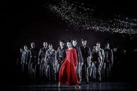 Artyści baletowi w kolorowych strojach na scenie - spektakl baletowy Opery Śląskiej w Bytomiu Sól ziemi czarnej