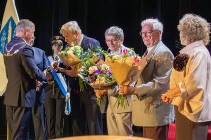 Honorowe Odznaczenia za Zasługi dla Województwa Śląskiego - ludzie na scenie