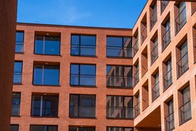 Briefing prasowy na terenie nowego budynku mieszkalnego TBS w Rybniku