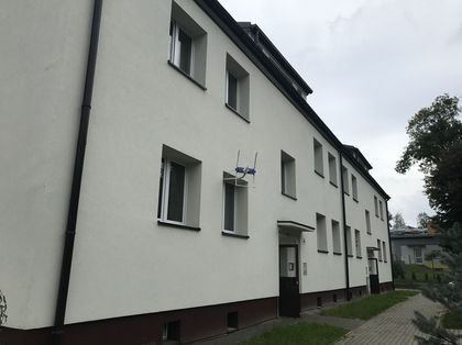 Wyremontowany pomalowany na jasny kolor budynek mieszkalny.