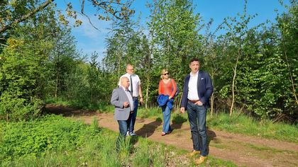 Prezydent Rybnika Piotr Kuczera wraz z współpracownikami ogląda teren byłego boiska „Parys” pomiędzy dzielnicami Zamysłów i Niedobczyce, gdzie może powstać Centrum Aktywności Lokalnej