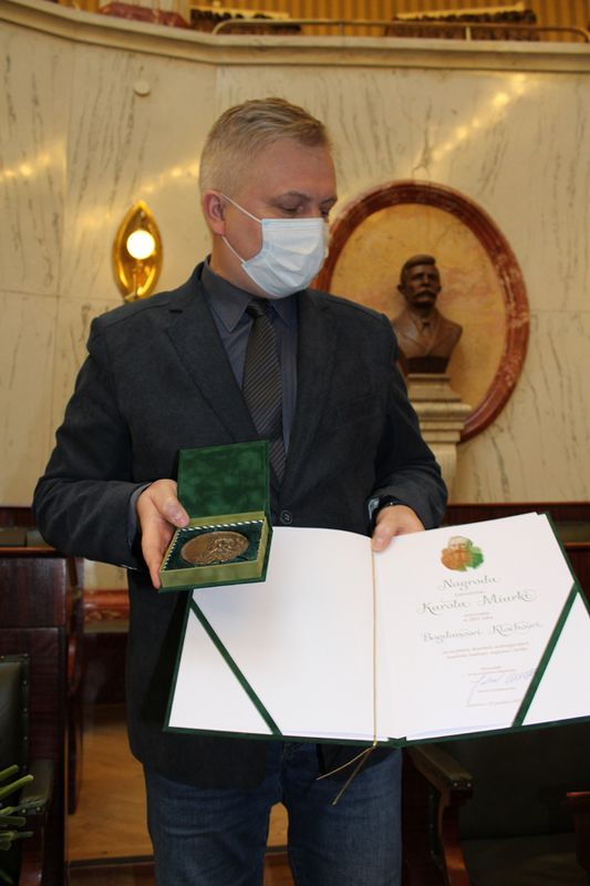 Dr Bogdan Kloch, laureat nagrody im. Karola Miarki za upowszechnianie kultury, z okolicznościowym dyplomem oraz medalem. 