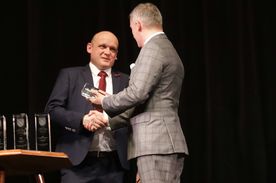 Remigiusz Michalik odbiera nagrodę z rąk prezydenta Piotra Kuczery
