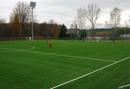 Boisko piłkarskie, na którym gra grupa piłkarzy. 