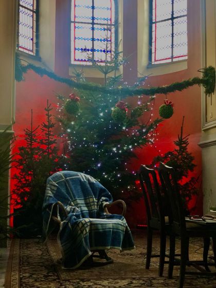 Świątecznie udekorowane wnętrze kaplicy św. Juliusza w Rybniku