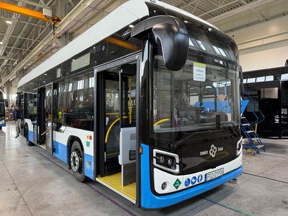 Autobus wodorów w hali produkcyjnej