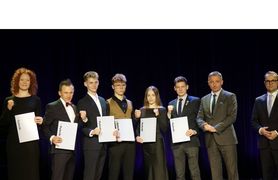 Zdjęcie przedstawia grupę osób pozujących do zdjęcia. 