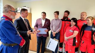 Prezydent Rybnika Piotr Kuczera przekazuje Stacji Pogotowia Ratunkowego w Rybniku pulsoksymetr stacjonarno-transportowy dzięki akcji Bractwa Kurkowego Miasta Rybnika.