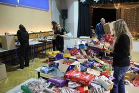 Pakowanie paczek w ramach akcji Czapka Św. Mikołaja Młodziezowej Rady Miasta Rybnika