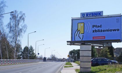 Bilbord cov1 4 01 Bilbord na tle błękitnego nieba. Obok droga.