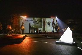 Wieczorny mapping na ścianie Galerii Sztuki Rzeczna