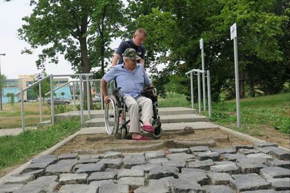 Ścieżka edukacyjna do nauki jazdy na wózku inwalidzkim z wykorzystaniem barier, jakie na co dzień można spotkać w przestrzeni publicznej