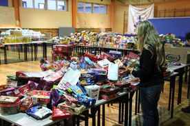 Pakowanie paczek w ramach akcji Czapka Św. Mikołaja Młodziezowej Rady Miasta Rybnika