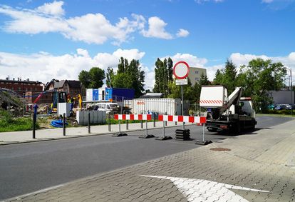 Teren budowy bloku mieszkalnego i lokali usługowych w centrum Rybnika przy ulicy Hallera 