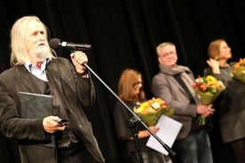 Gala Nagrody Literackiej Juliusz, na scenie nominowani do nagrody z bukietami kwiatów w rękach, na pierwszym planie profesor Tadeusz Sławek