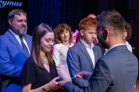 Osoby na scenie odbierające nagrody Prymus