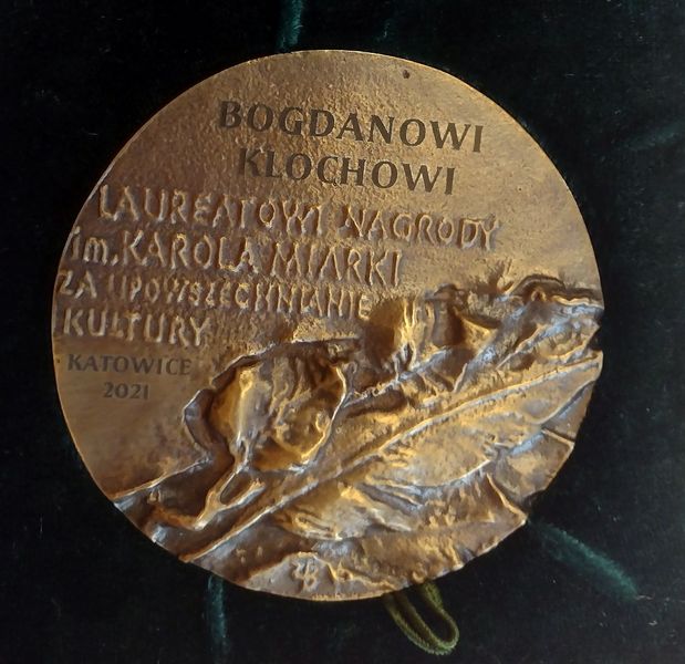 Medal dla Bogdana Klocha, laureata nagrody im. Karola Miarki, za upowszechnianie kultury.